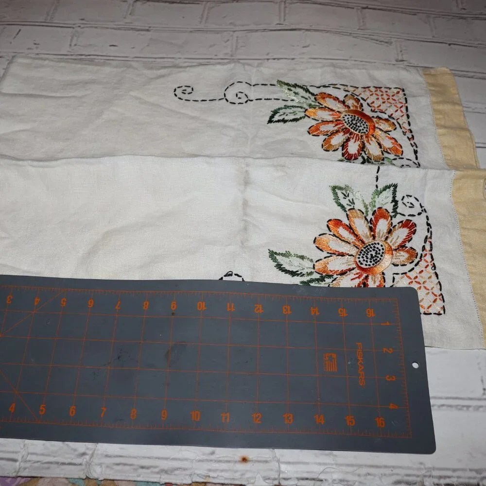 🌼 Vintage Embroidered Table Runner · 15